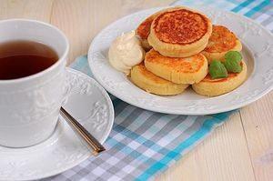 чай с сырниками