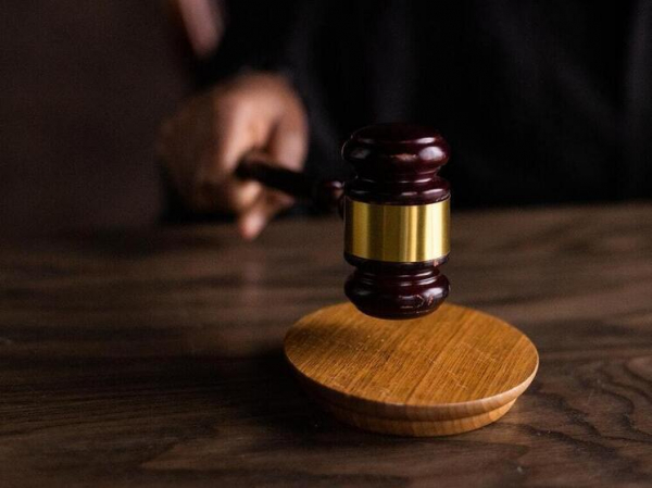 Суд в Петербурге рассмотрит дело депутата Амосова за публикацию запрещённой символики