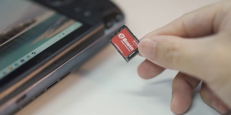 В Китае представили миниатюрный SSD &mdash; он чуть больше microSD и вставляется как SIM-карта