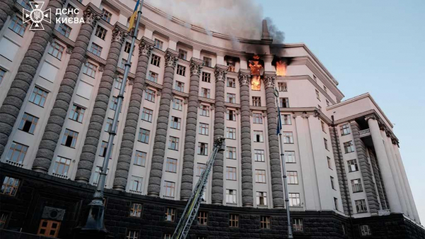 В здании кабмина Украины возник пожар после ночной атаки &laquo;Гераней&raquo;