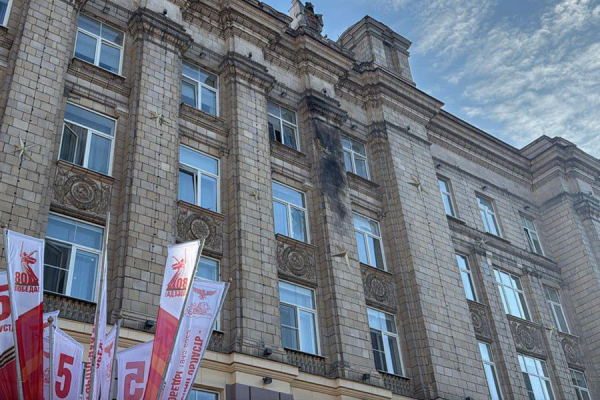 
                    Здание правительства Белгородской области после атаки БПЛА. Фото
                
