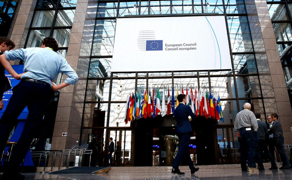
                    ЕС продлил санкции против России, но сделал два исключения
                