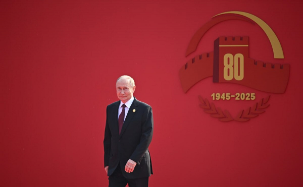 
                    Путин и другие иностранные лидеры на военном параде в Пекине. Фото
                
