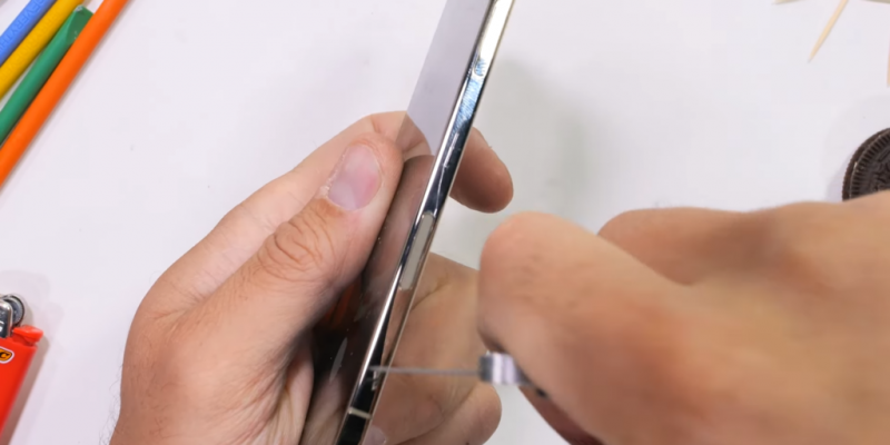 Блогер попытался согнуть iPhone Air &mdash; потребовался кран