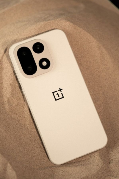 OnePlus 15 показали на фото &mdash; в новом &laquo;песочном&raquo; цвете