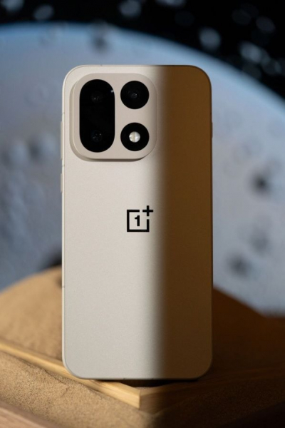 OnePlus 15 показали на фото &mdash; в новом &laquo;песочном&raquo; цвете