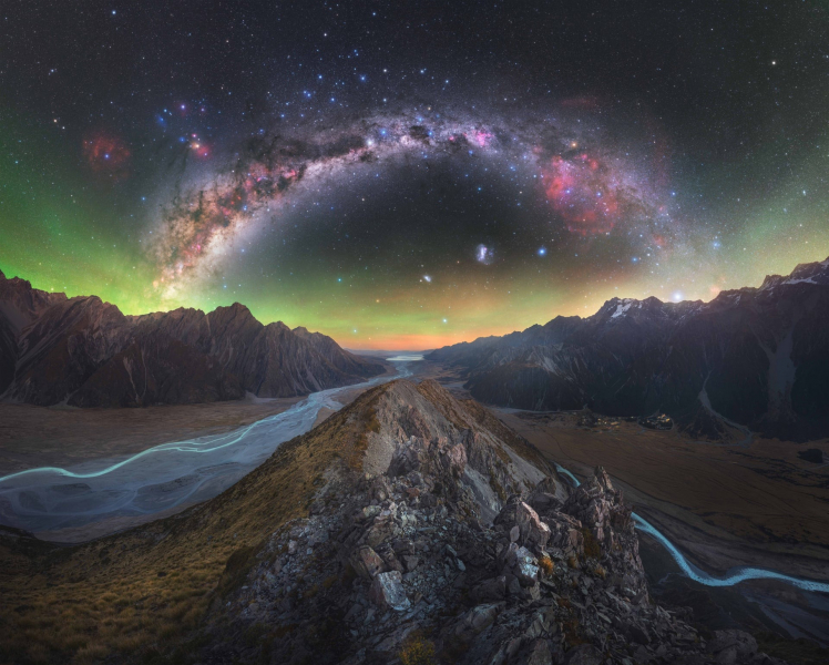 Солнечная бездна и огромная комета: 20 лучших фото с Astronomy Photographer of the Year&nbsp;2025