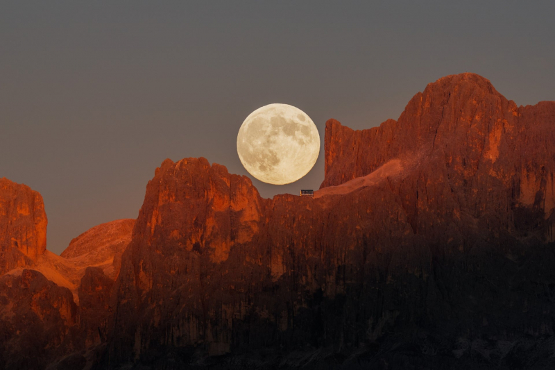 Солнечная бездна и огромная комета: 20 лучших фото с Astronomy Photographer of the Year&nbsp;2025