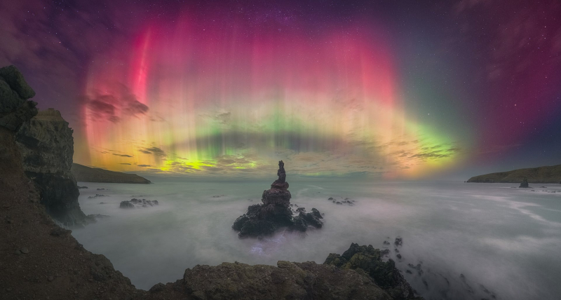 Солнечная бездна и огромная комета: 20 лучших фото с Astronomy Photographer of the Year&nbsp;2025