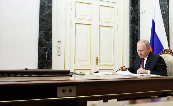 
                    Путин упростил условие возбуждения уголовных дел на иноагентов
                