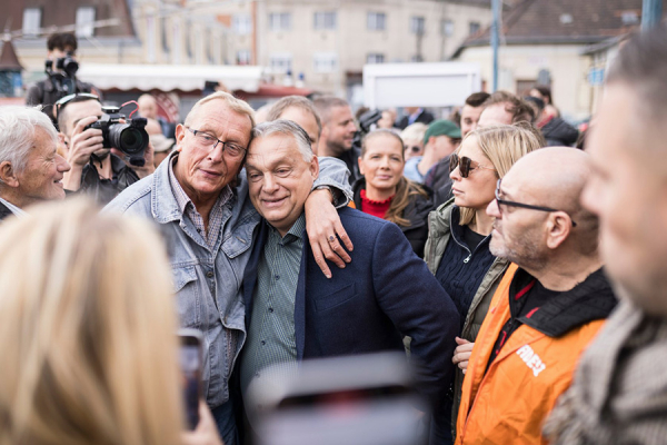 
                    Орбан объявил сбор подписей в Венгрии против планов ЕС по поддержке Киева
                
