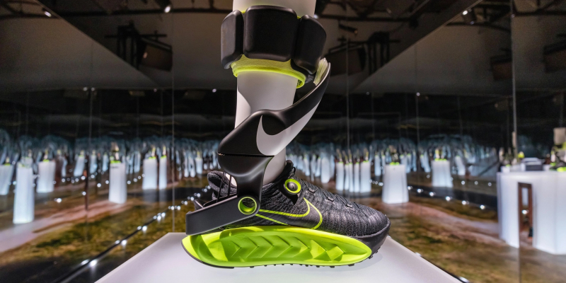 Nike представила первую в мире &laquo;обувь с мотором&raquo; &mdash; как электровелосипед, но для&nbsp;ног