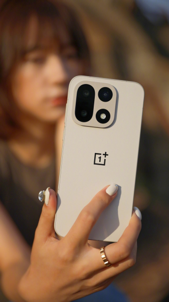 Подробные характеристики и фото OnePlus 15 попали в&nbsp;Сеть