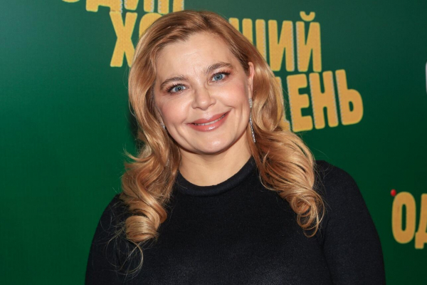 Пегова вышла в свет с избранником и его взрослой дочерью &mdash; он на 10 лет младше