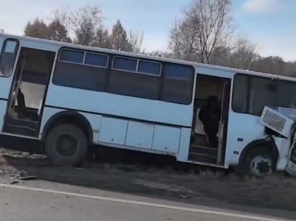 Четыре человека пострадали в аварии с пассажирским автобусом
